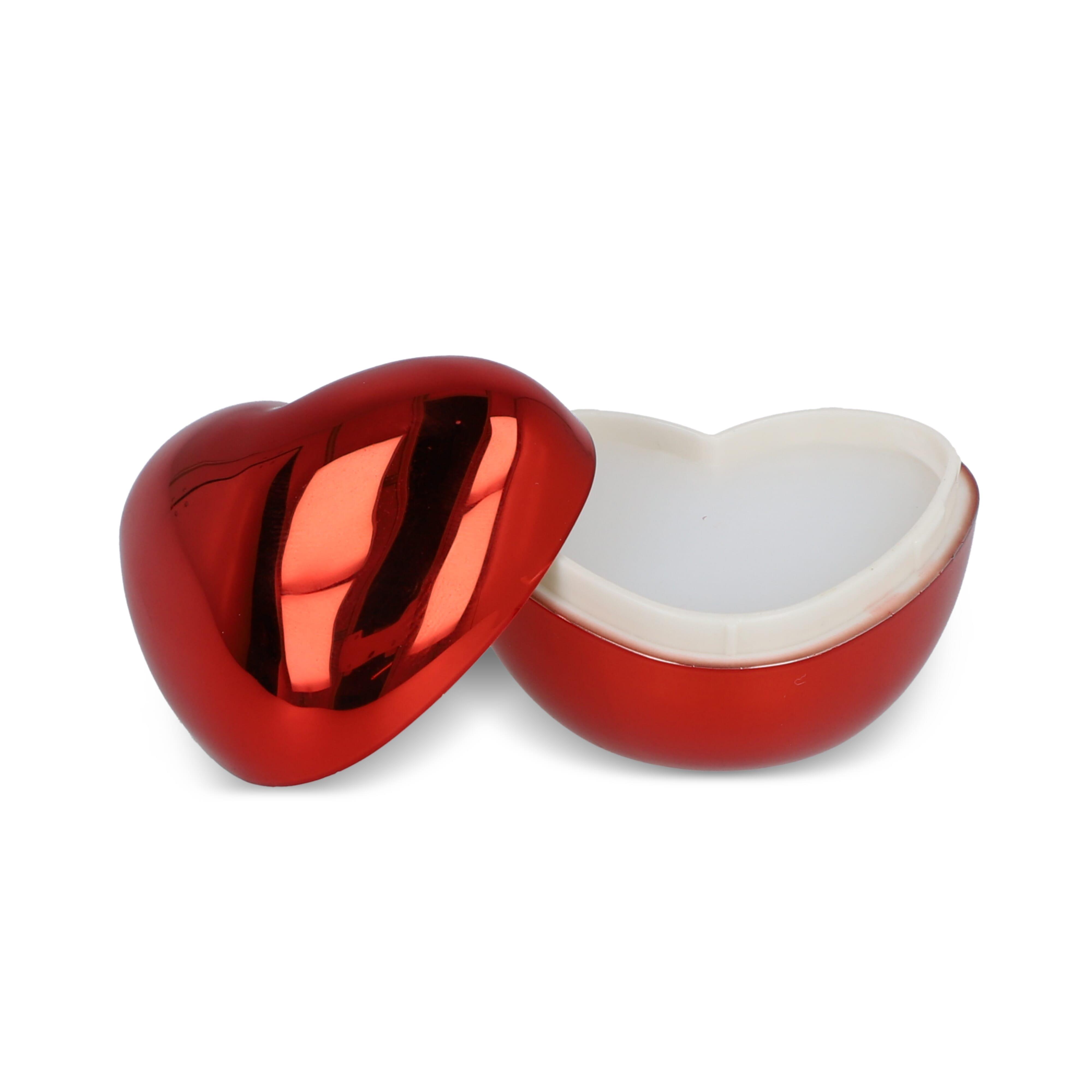 Lippenbalsam in metallischer Herzformdose