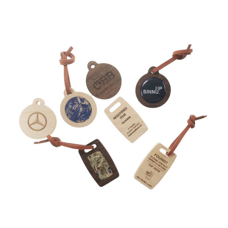 NFC Holzschlüsselanhänger mit Gravur und Naturinlay und Lederband